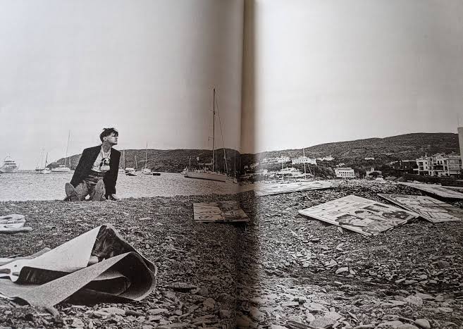 Herman aan zee in de geboorteplaats van Dalí, waar hij zijn werk in de golven gooide.